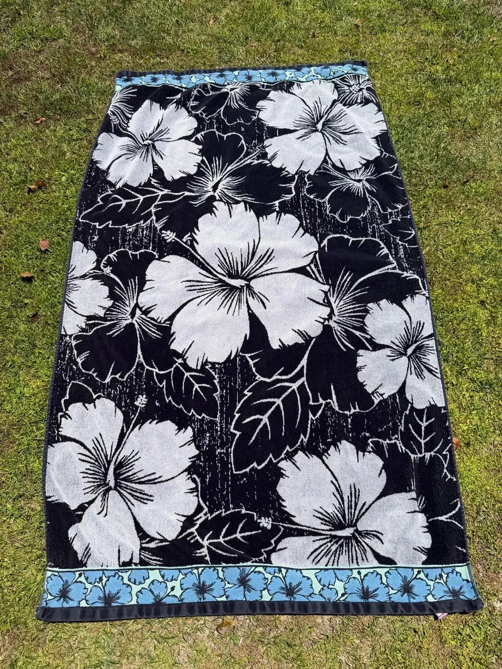 Kirkland Hawaiian Hibiscus Egyptian Cotton Large Beach Towel Black Gray 37x66